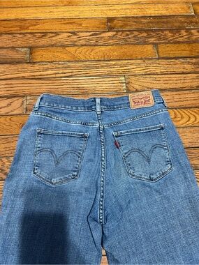 Levi's classic crop size 27 women Light Blue Denim Jeans with Back Pocket Detail